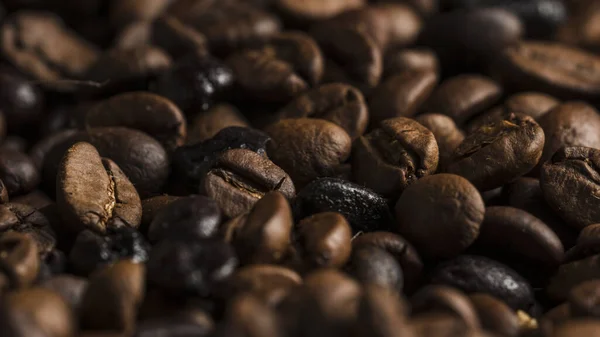 木の背景に焙煎したコーヒー豆 — ストック写真