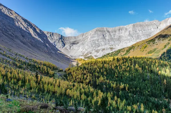 Hermoso Paisaje Con Montañas Cielo Azul — Foto de Stock