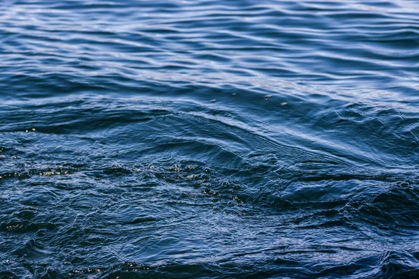 Голубая Поверхность Воды Волнами — стоковое фото