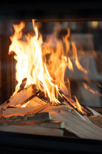 Mutfakta Şömine Yanan Ateş Geceyle Aydınlatılır Arka Plan — Stok fotoğraf