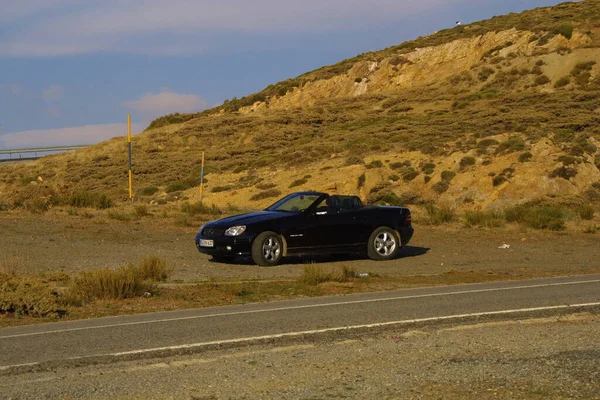 Voiture Sur Route Dans Les Montagnes — Photo