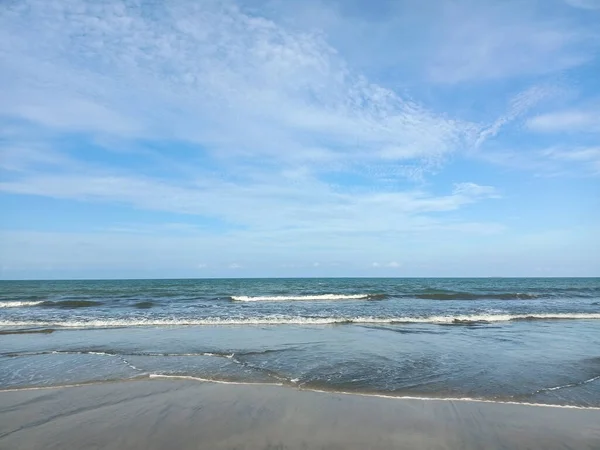 Mavi Gökyüzü Ile Güzel Deniz Kıyısı — Stok fotoğraf