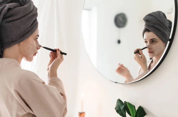 Hermosa Mujer Aplicando Cepillo Maquillaje Baño — Foto de Stock