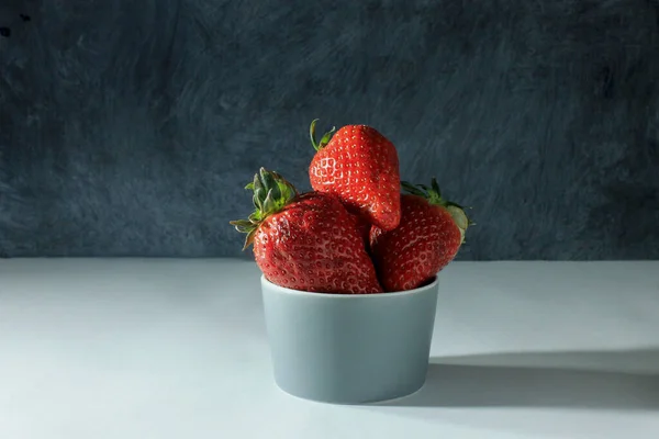 Frische Erdbeeren Einer Schüssel Auf Grauem Hintergrund — Stockfoto