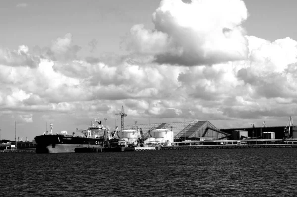 Foto Preto Branco Barco Mar — Fotografia de Stock
