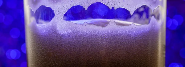 Detail Sklenice Vody Modrým Pozadím — Stock fotografie