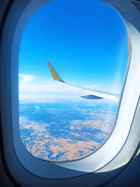 창문에서 비행기 날개의 — 스톡 사진
