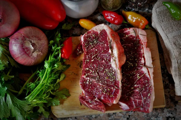 黒地に野菜やスパイスを使った生牛の肉 — ストック写真