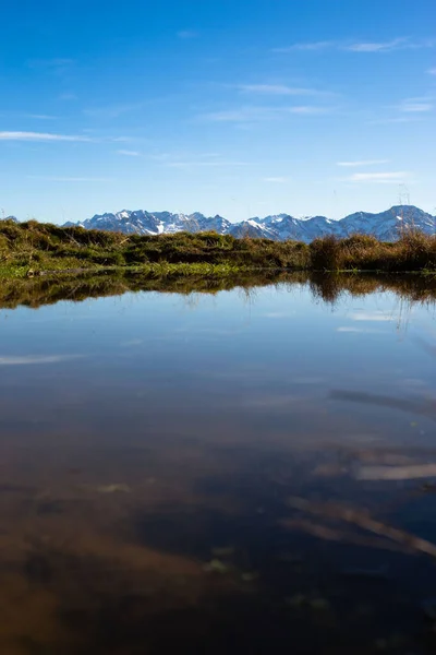 Pemandangan Indah Dengan Danau Dan Pegunungan — Stok Foto