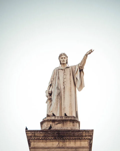 Estátua Uma Mulher Cidade Roma — Fotografia de Stock