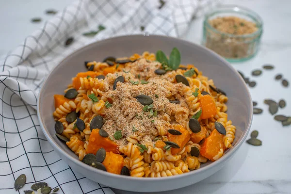 Plato Con Sabrosas Pastas Verduras Mesa — Foto de Stock