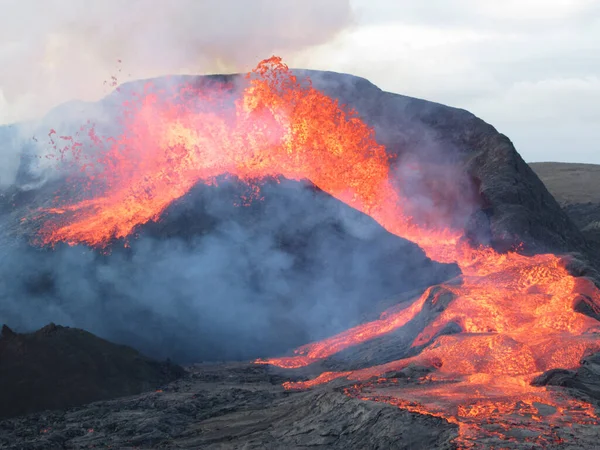 Erupción Lava Ardiente Las Montañas — Foto de Stock