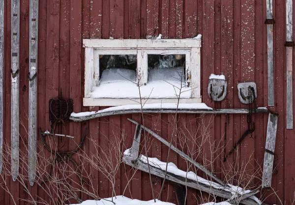 Starý Dřevěný Dům Oknem — Stock fotografie