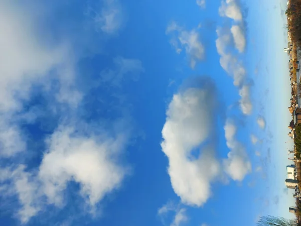 Блакитне Небо Хмарами — стокове фото