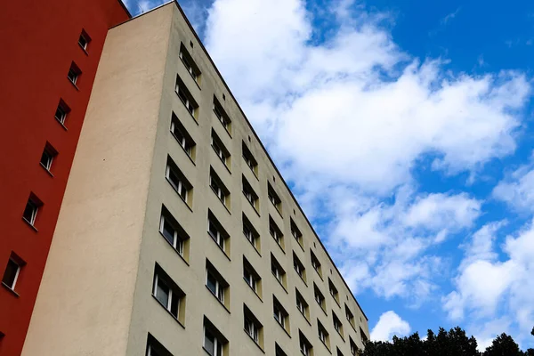 Modernes Mehrfamilienhaus Der Stadt — Stockfoto