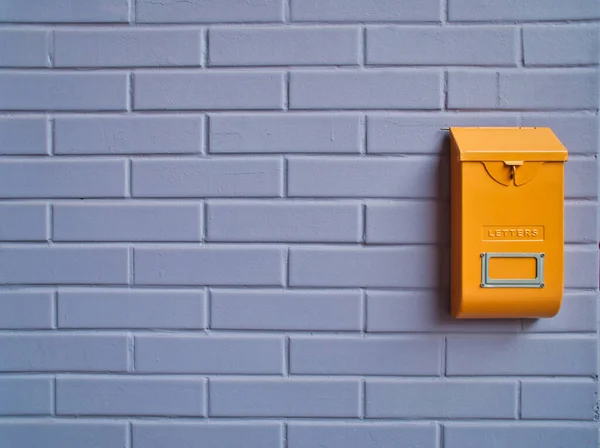 Leerer Briefkasten Mit Rotem Backsteinhintergrund — Stockfoto