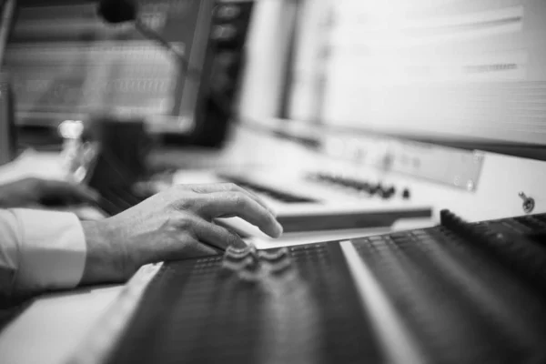 Primo Piano Uomo Affari Che Lavora Con Laptop Tablet Digitale — Foto Stock