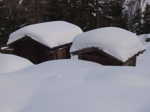 Casa Madera Nieve —  Fotos de Stock