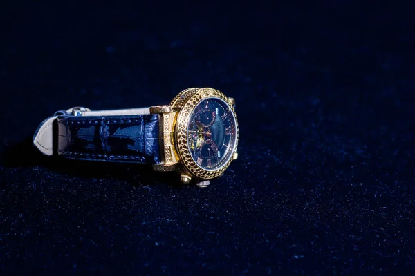 Золотое Кольцо Бриллиантом Черном Фоне — стоковое фото