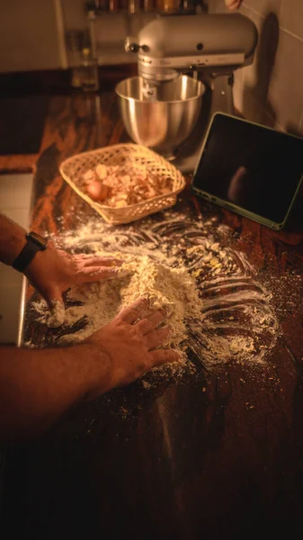 Chef Fazendo Uma Receita Com Uma Faca Uma Xícara Café — Fotografia de Stock