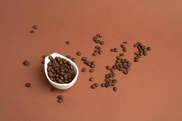 Kaffeebohnen Auf Braunem Hintergrund — Stockfoto