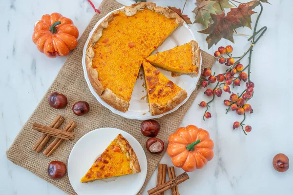 Torta Abóbora Caseira Com Canela Frutas Secas Fundo Branco Vista — Fotografia de Stock