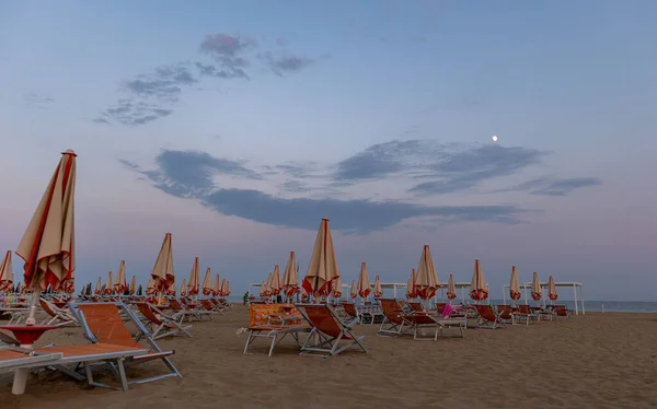 Gyönyörű Strand Székek Tenger Partján — Stock Fotó