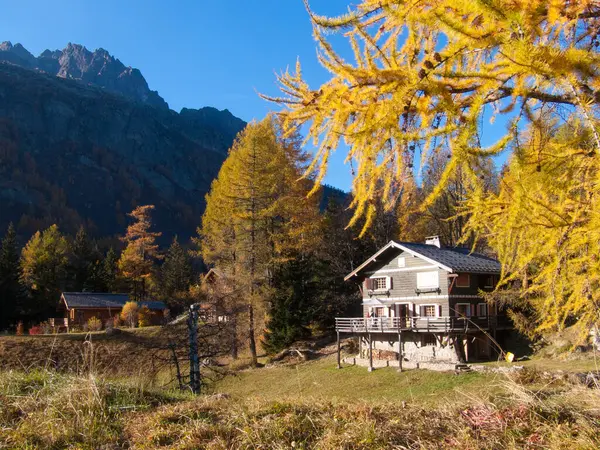 Schöne Herbstlandschaft Mit Holzhaus Den Bergen — Stockfoto