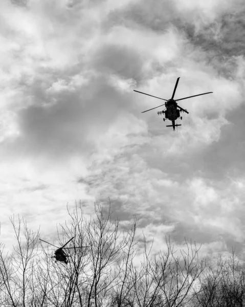 Черно Белое Фото Вертолета Летящего Небе — стоковое фото