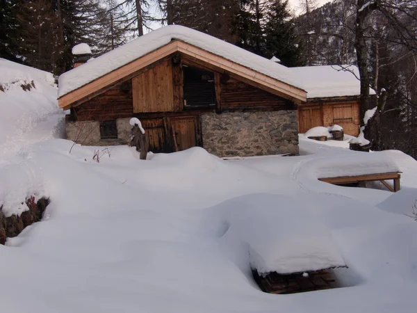 Trähus Snön — Stockfoto