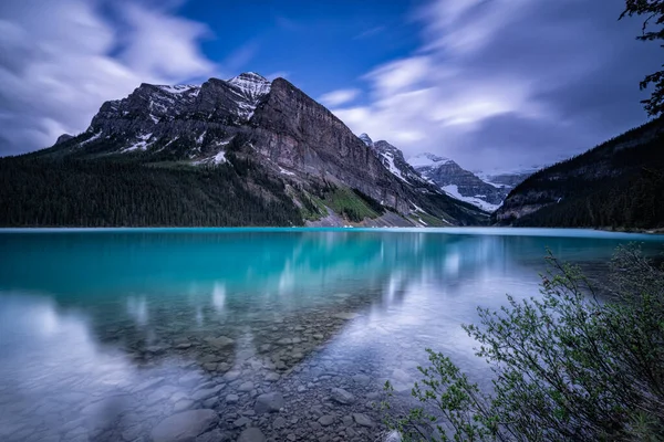 Beau Lac Dans Les Montagnes — Photo