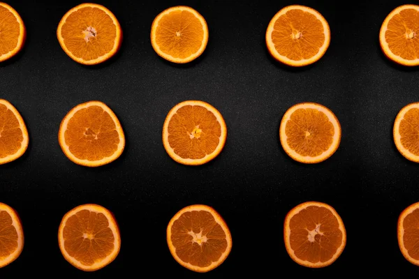 Draufsicht Auf Frische Orangenscheiben Auf Schwarzem Hintergrund — Stockfoto