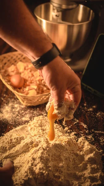 Close Mãos Chef Segurando Uma Tigela Massa — Fotografia de Stock
