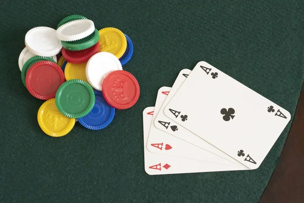 Yeşil Arkaplanda Poker Fişleri Kartları — Stok fotoğraf