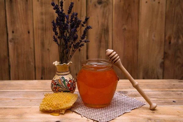 Honig Und Glas Mit Frischen Bio Früchten Auf Holzgrund — Stockfoto