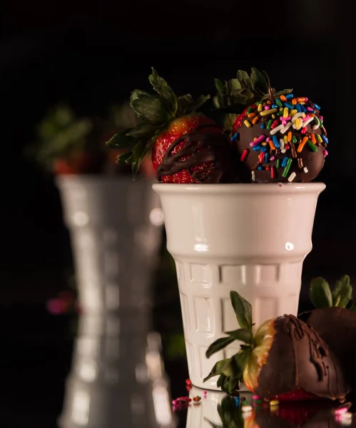 Шоколадне Морозиво Збитими Вершками Полуницею Чорному Фоні — стокове фото