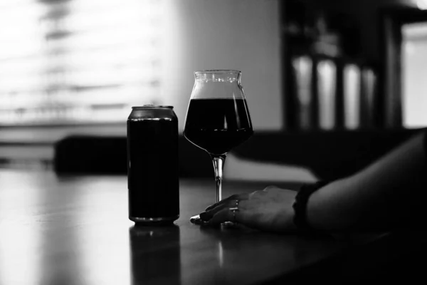 Junge Frau Mit Einem Glas Wein Und Einer Flasche Champagner — Stockfoto