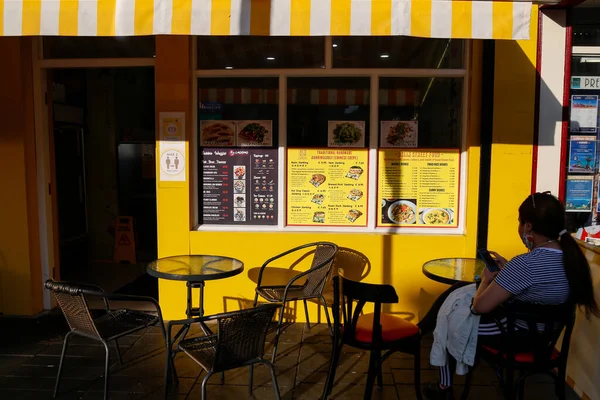Innenraum Des Cafés Mit Einer Tasse Kaffee Und Einem Fenster — Stockfoto