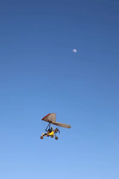 Avião Voa Céu Azul — Fotografia de Stock