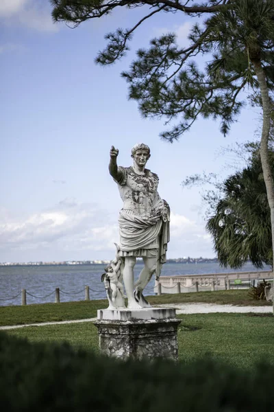 Άγαλμα Στο Πάρκο Δίπλα Στη Λίμνη — Φωτογραφία Αρχείου