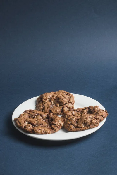Шоколадное Печенье Синем Фоне — стоковое фото