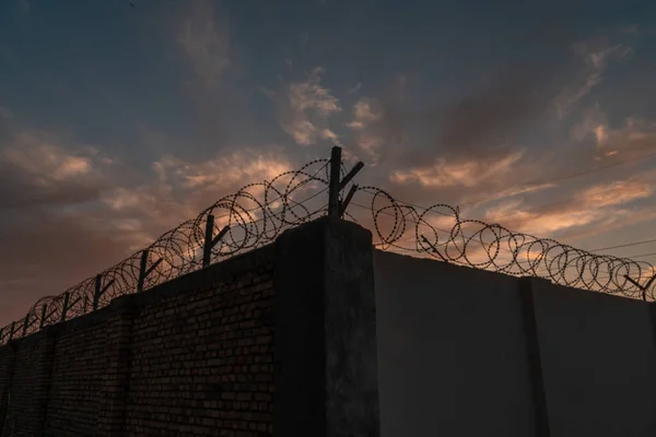 Silhouet Van Een Prikkeldraad Het Dak Van Het Gebouw — Stockfoto