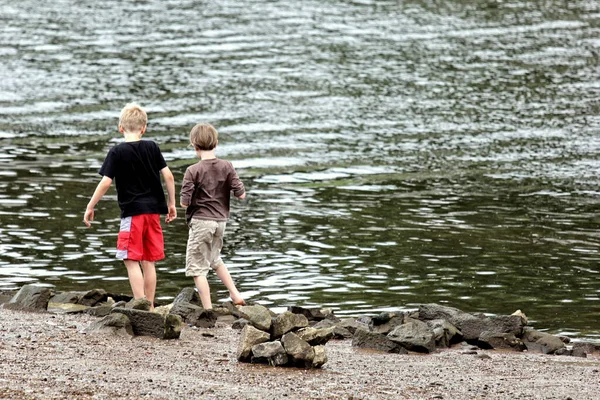 Barn Som Leker Med Liten Älv Sjön — Stockfoto