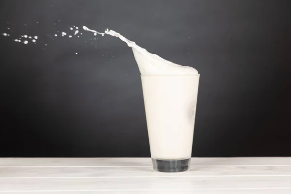 Наливая Молоко Стакан Черном Фоне — стоковое фото