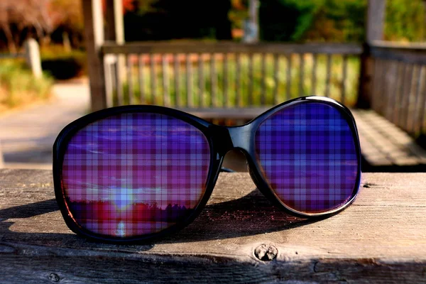 Solglasögon Träbord Trädgården — Stockfoto