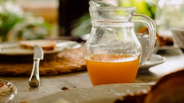 Kahvaltıda Bir Bardak Meyve Suyu Bir Fincan Çay — Stok fotoğraf