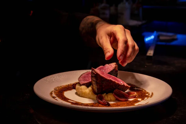 Chef Con Trozo Carne Sobre Fondo Negro — Foto de Stock