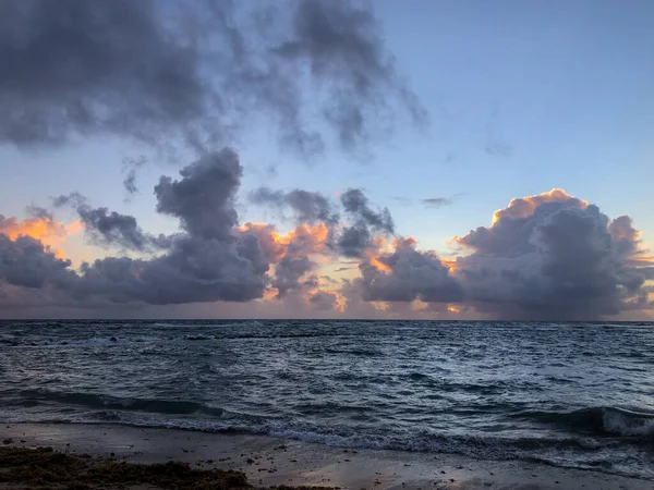 劇的な雲と空を持つ美しい海の波の景色 — ストック写真