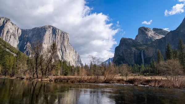 Beau Paysage Lac Dans Les Montagnes — Photo