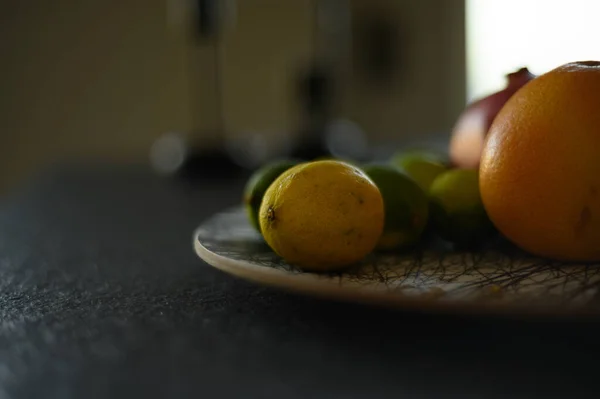 Frische Reife Früchte Auf Einem Holztisch — Stockfoto